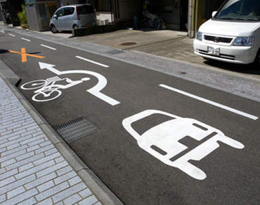 用心良苦《路面標示》馬路虎口請多注意