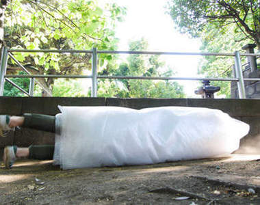 《泡泡紙包人》防撞效果不知道好不好欸...