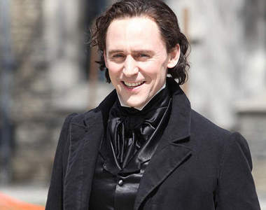 湯姆希德斯頓《Crimson Peak》黑色復古風現身片場