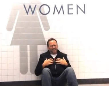 被關在機場一晚能幹嗎？只好拍MV了(欸)