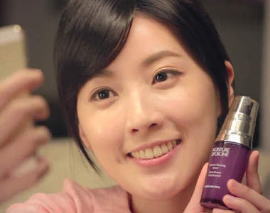 張瓊方 保濕美容液廣告氣質好好美呆了
