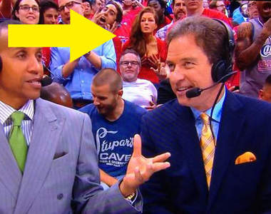 主播身後《摸奶女郎》只要３秒也能爆紅