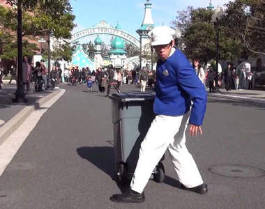 迪士尼樂園的清潔員 竟然做出意想不到的事情?