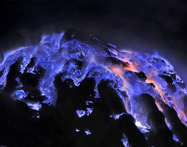 神奇《發光藍色岩漿》看過藍光岩漿嗎（冷）