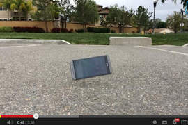 金屬HTC One (M8) vs.地表最硬水泥地 究竟誰最耐摔呢 金屬HTC One (M8) vs.地表最硬水泥地 究竟誰最耐摔呢