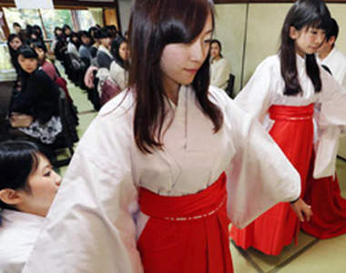 太宰府天滿宮的臨時巫女 女學生們可以嘗試的不一樣打工法