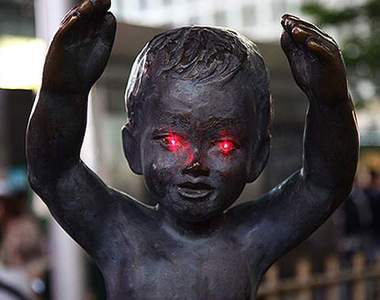 銅像的煞氣眼神　雷射筆之最無聊的絕招發射中ing