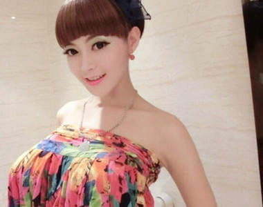 胸貼車模潘春春　車展中的爆乳木蘭飛彈展示中