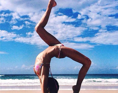 很美的《泳裝瑜珈》這些動作也太高難度了吧