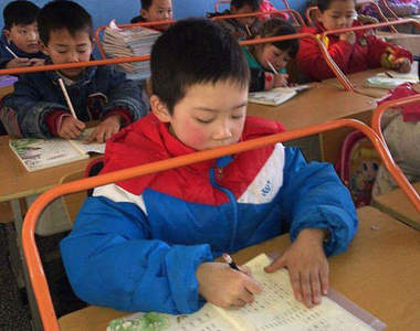 《防近視課桌》感覺好像是少林寺在練武功欸