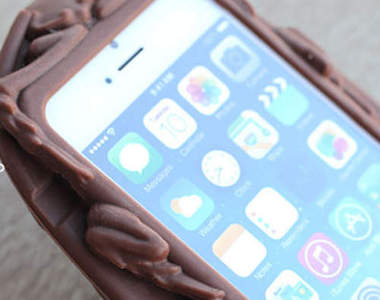 小強手機殼　把蟑螂貼在耳上講電話讓你霸氣無處可藏