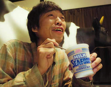 日清推出《濃厚牛奶海鮮泡麵》哇~家裡養了一頭牛欸...還真的咧(((゚Д゚;)))