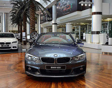 《BMW 4系列敞篷車》阿布達比勁裝上身