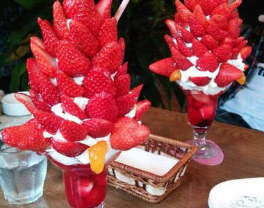 《最強草莓聖代》現身　老闆你家草莓是不用錢嗎Σ(Дﾟ;/)/