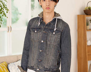 設定不明的男裝網拍　那女麻豆的服裝也太讓人在意了吧ww