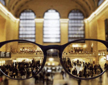 《眼鏡仔的世界》看不清楚直覺想要移動眼鏡....