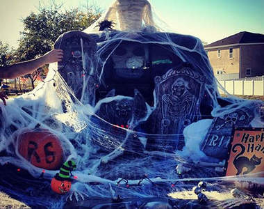 《後車廂cosplay》！？原來萬聖節什麼車都能這樣玩