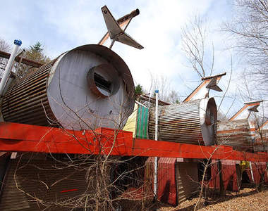 廢棄的火箭型情侶酒店　遙想當年是要體驗絕頂升天的快感嘛！？