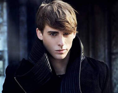 韓網爆紅《英國男子》又帥又高 韓國餅乾吃得哇哇叫XD