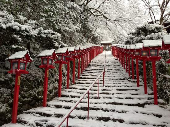 京都結緣神社 貴船神社 下雪和燈景顯得超夢幻