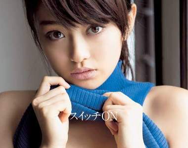 山地まり 手掌胸罩也擋不住滿出來的乳量