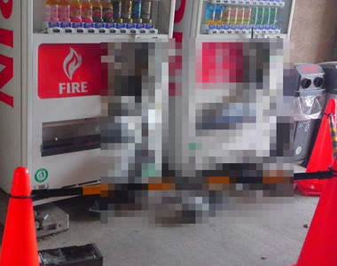 《校內販賣機劫案》天哪~自動販賣機看起來超痛的(淚)