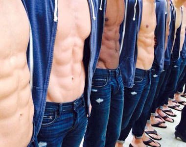 上海A&F開幕《半裸男模》擊殺眾多女民眾中(掩鼻)