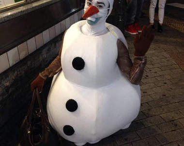 《冰雪奇緣萬聖COSPLAY》驚悚雪寶現身澀谷 小朋友看了肯定做惡夢?