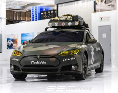 迷彩塗裝《Tesla Model S》是要準備上戰場嗎?