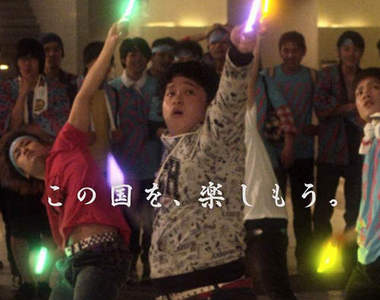 阿宅原來是現代武士！？就連手上的刀也換成了螢　光　棒ww