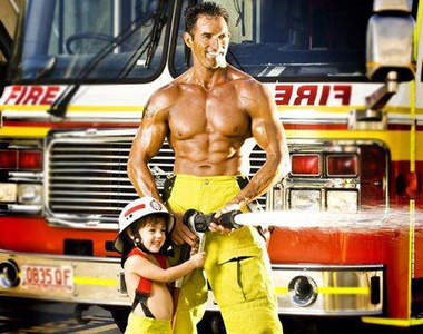 澳洲《猛男消防員月曆》真是冬天裡的一把火