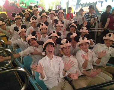 一群男子去迪士尼發生出乎意料的事 這將變成潮流的預感是?