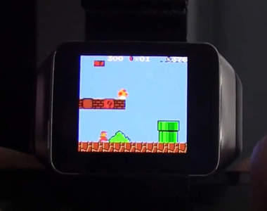 用智慧手錶玩Gameboy　一定要這麼辛苦嗎？（揉眼）