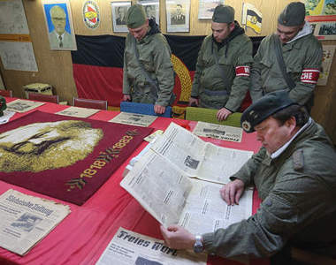 《東德生活體驗營》歡迎入住秘密警察基地