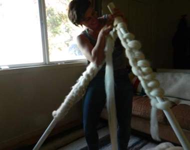 用PVC管織出的《超巨大羊毛毯》這可是自己一針一線織出來的唷
