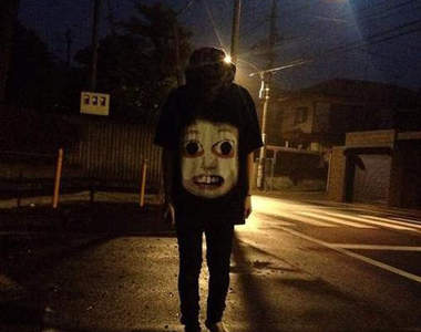 網路知名《恐怖人臉T》晚上穿出門還有意外的防身作用喔ww
