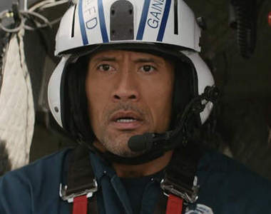 巨石強森《加州大地震》肌肉的力量再發威