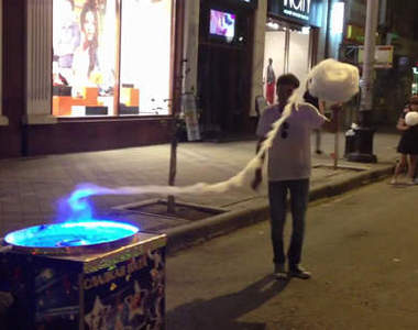 《賣棉花糖花招》我也想要吃這種棉花糖～（扭動）