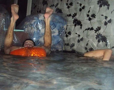 《戰門民族室內游泳池》屁孩應該會被媽媽打死吧~會嗎?