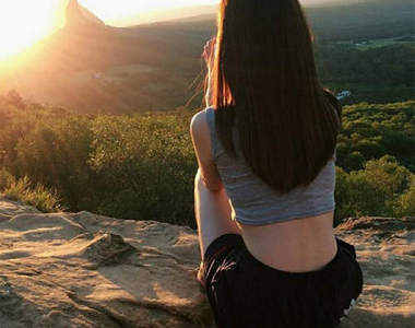 大馬正妹Annie Tan 她正在看世界最美的賞夕陽景點嗎?