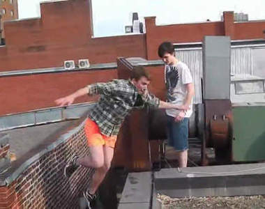 《跑酷失敗》哎唷~看起來超痛啊...