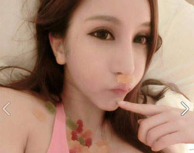 莉娜(Lena Lin) 小熊軟糖看起來真的軟綿綿的耶