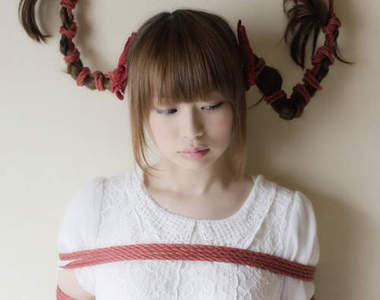 「少女、房間、紅色的繩子」一本把正妹綁起來的寫真集