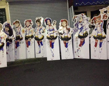 要價上萬的偶像大師《等身人形立牌》收集全套能召喚神龍嗎？