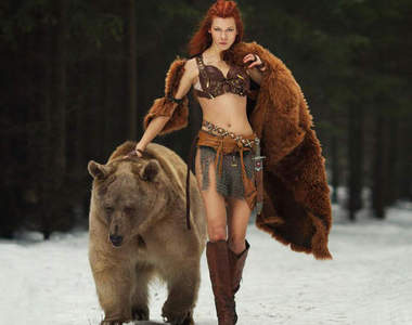 Cosplay追求神還原《Tina Rybakova》考了馴獸師執照與熊合拍