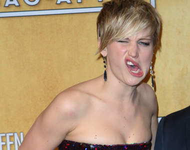 這次換「珍妮佛勞倫斯」在紅毯上哭哭了？！ (理由竟然是？)