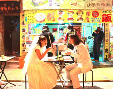 日本版《穿婚紗遊世界》這一對情侶太可愛