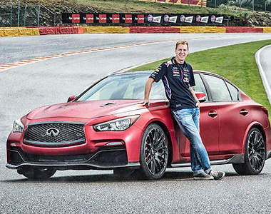 《Infiniti Q50 Eau Rouge》出現在F1賽道竟然不是要比快？