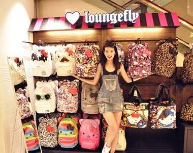 萌妞黃小寧激推Loungefly背包～ 誰說無嘴貓【Hello Kitty】跟Rocker 【艾薇兒】沾不上邊？？