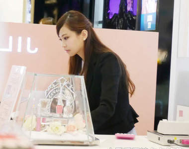 搭訕令人怦然心跳的櫃姐《吳仙郁》♡ 小香看正妹